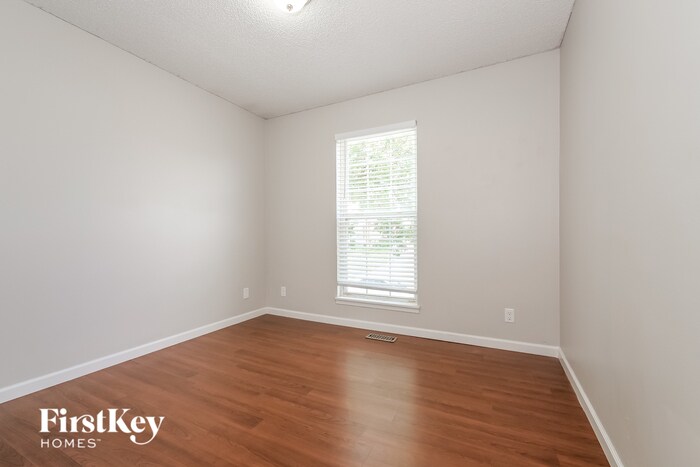 Building Photo - 11105 N Wallace Ave
