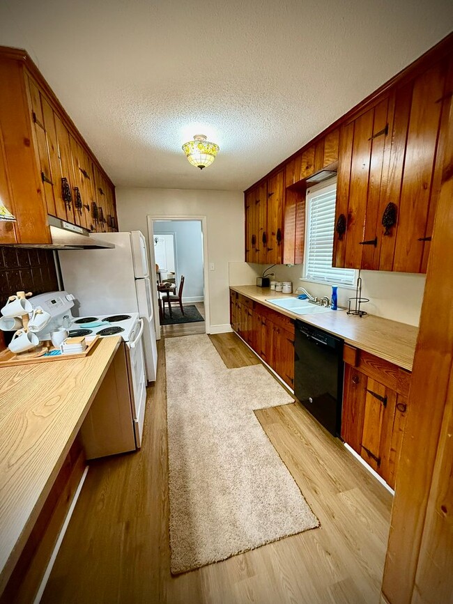 Building Photo - SHORT TERM AVAILABLE [Shandon]