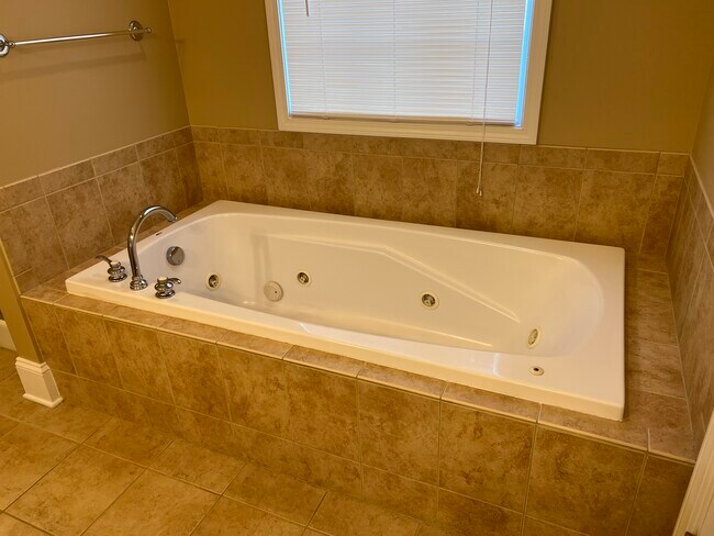 Building Photo - 1686 Turnberry Ln