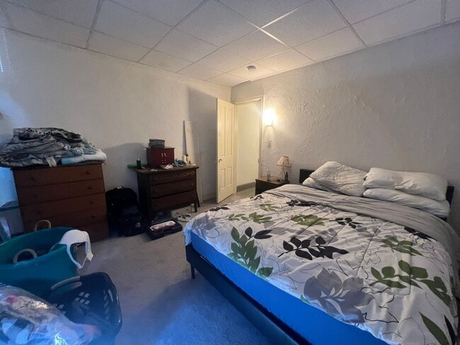Building Photo - 2-bedroom, 1.5-bathroom home located in th...