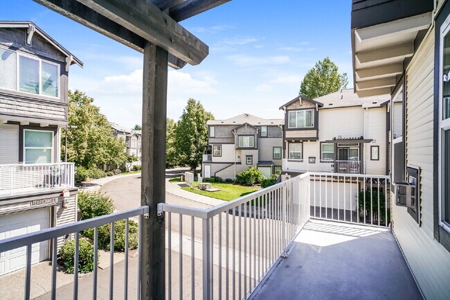 Building Photo - Charming Townhome Condo 3 Bedrooms / 2.5 B...