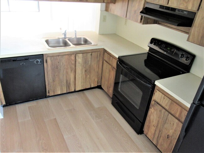 Building Photo - Water/Pool Front 2/2 Annual Unfurnished Condo 3rd  Floor Villa Palma Del Mar