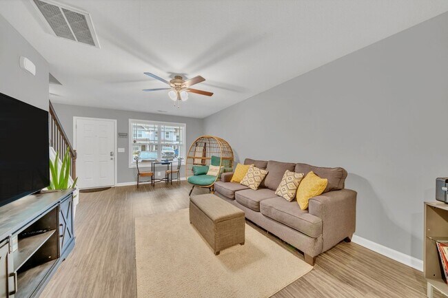 Building Photo - 253 Woodland Vly Ln