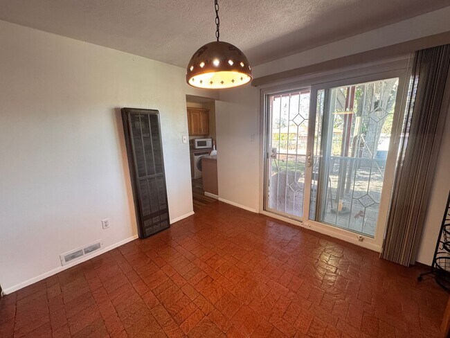 Building Photo - 3 bedroom 2 bath home in NE Albuquerque