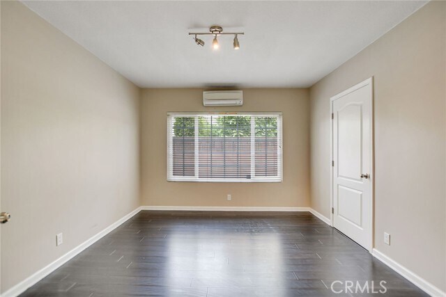 Building Photo - 1015 E Walnut Ave