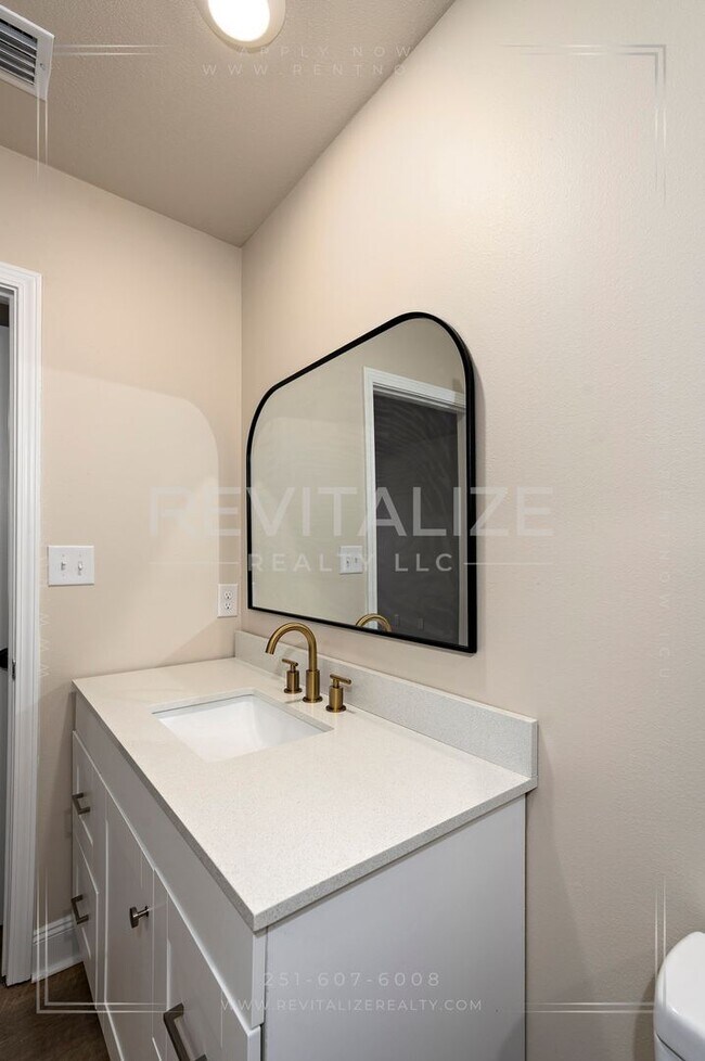 Building Photo - 1704 McGill Ave