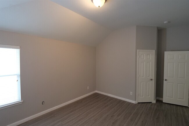 Building Photo - 6119 Lakenshire Falls Ln