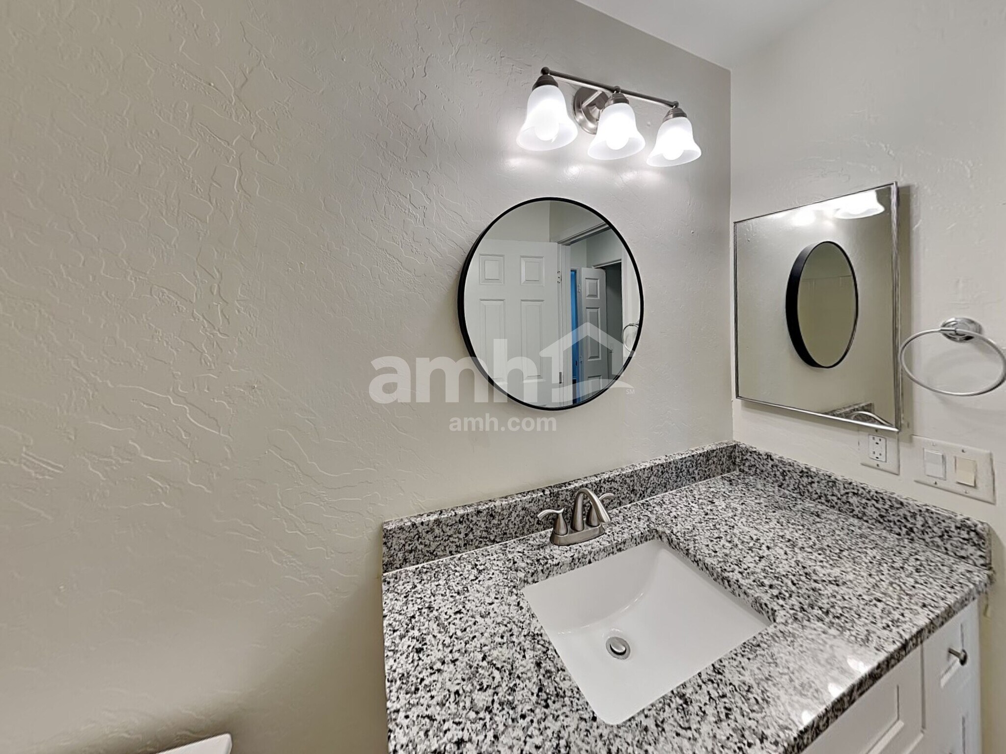 Building Photo - 2030 S 87th St