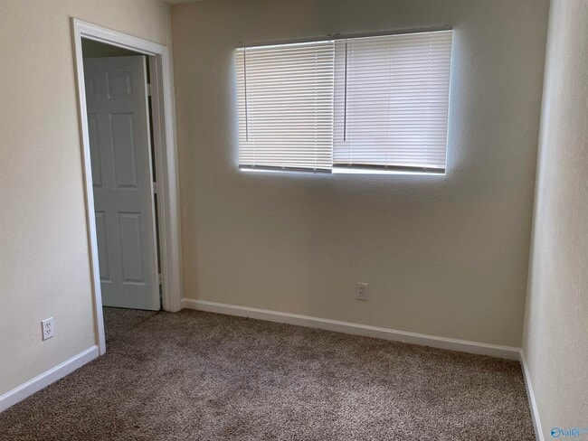 Building Photo - 3071 Lakeland Dr SW