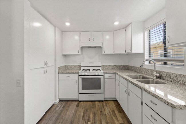Building Photo - 130 E 21st St