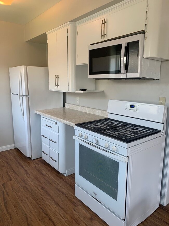 Building Photo - For Rent: Charming 2 Bed / 2 Bath Duplex i...
