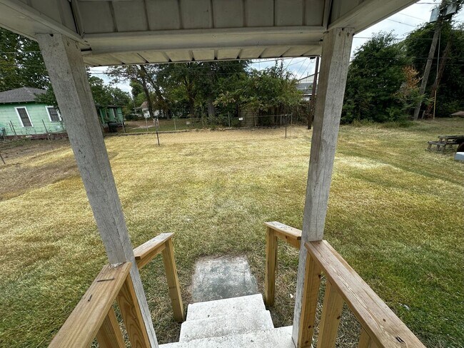 Building Photo - For Rent: Newly Remodeled 3 Bedroom / 1 Ba...