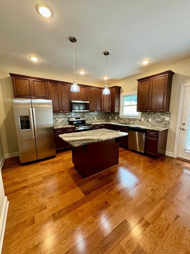 Building Photo - Spacious townhouse for rent in Bluestone H...