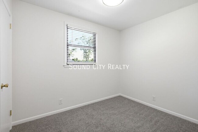 Building Photo - 316 Lorna Dr