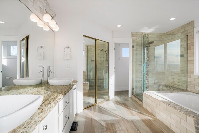 Building Photo - Robb Way