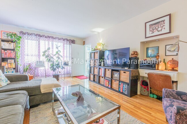 Building Photo - Really nice apartment close to the Grove