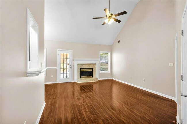 Building Photo - 125 York Ln