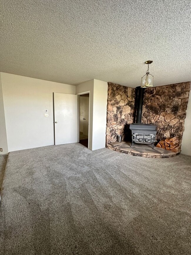 Building Photo - Beautiful Country Home! With Bonus Office/Den Room