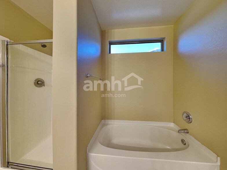 Building Photo - 10006 W Miami St