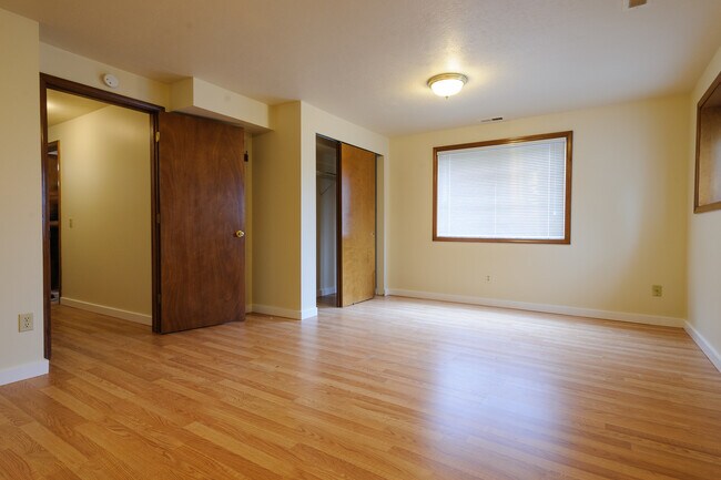 Building Photo - 8bed, 4 BA House, Close to University Village!!