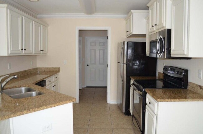 Building Photo - "Charming 3-Bed home with 2.5 Baths in the...