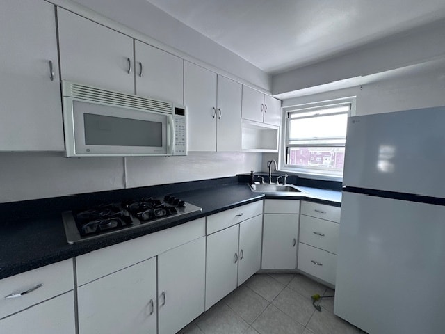 Full Kitchen with Microwave, Refrigerator and Top Burner Stove - 473 Blanchard Ter