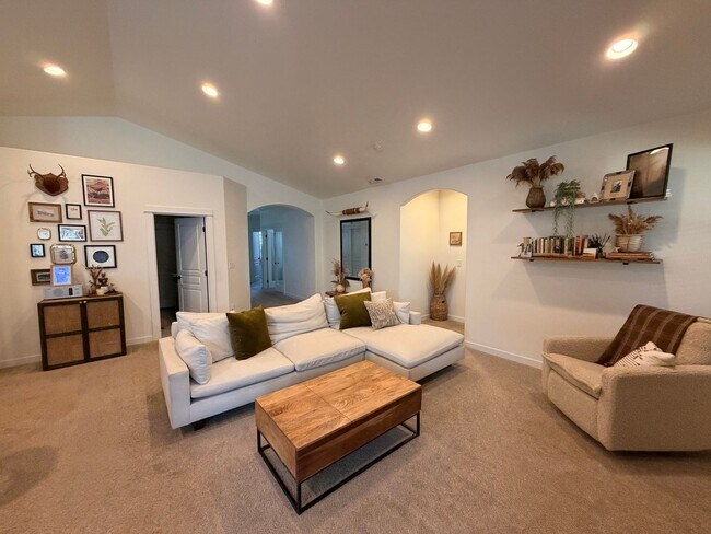 Building Photo - 3 Bed/2 Bath Single Level Home in Sisters! - Backs Up to Deschutes National Forest