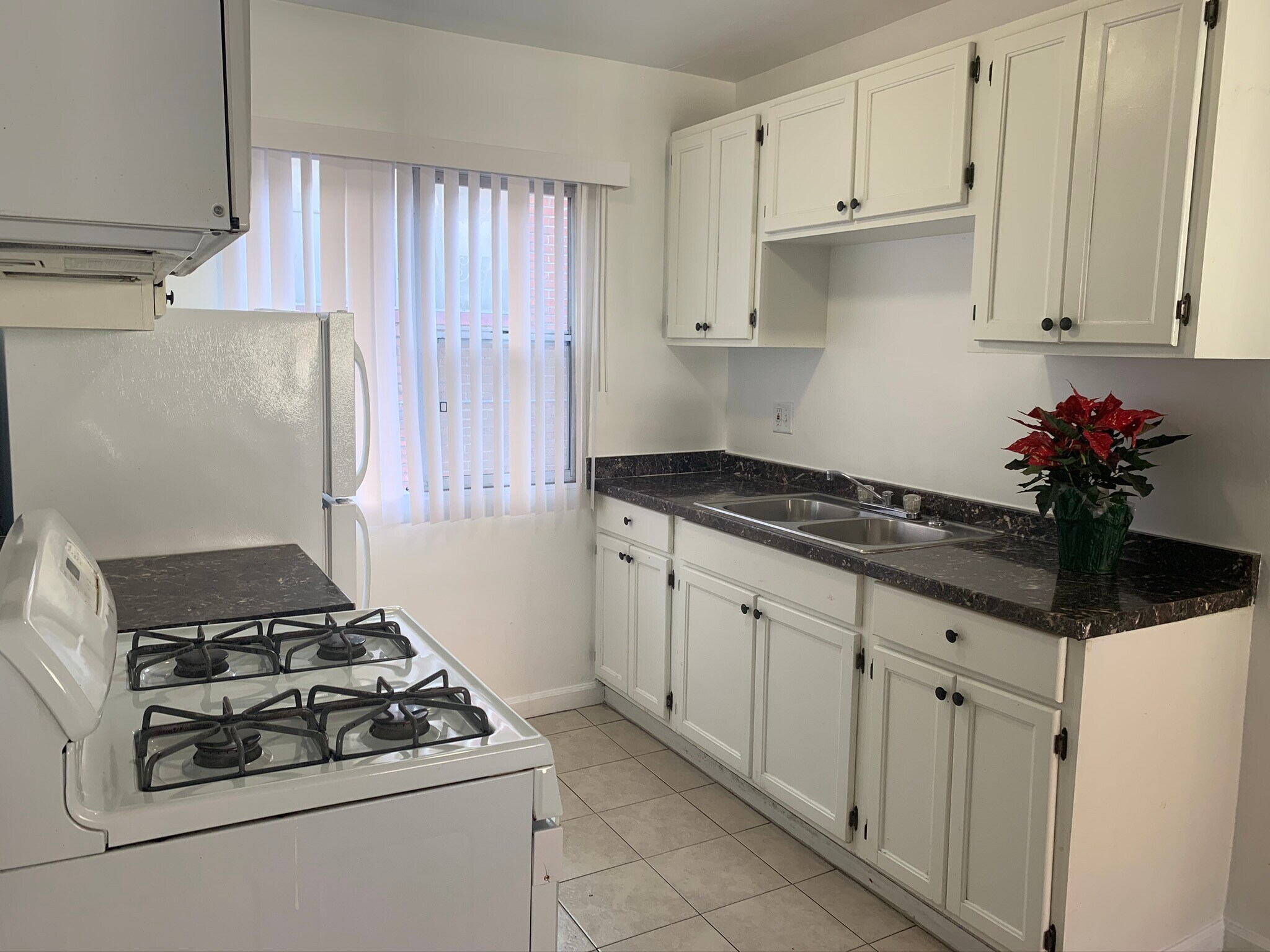 Building Photo - 1330 S Wilton Pl