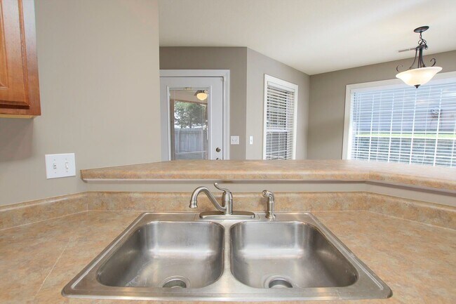 Building Photo - Charming 3 Bedroom/2 Bath in Mill Creek Manor with Spacious Garage