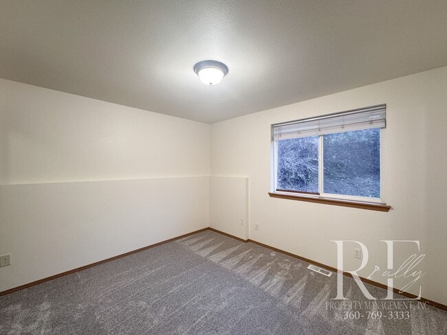Building Photo - Freshly Updated Duplex with Private Yard & Garage on Quiet Dead-End Street