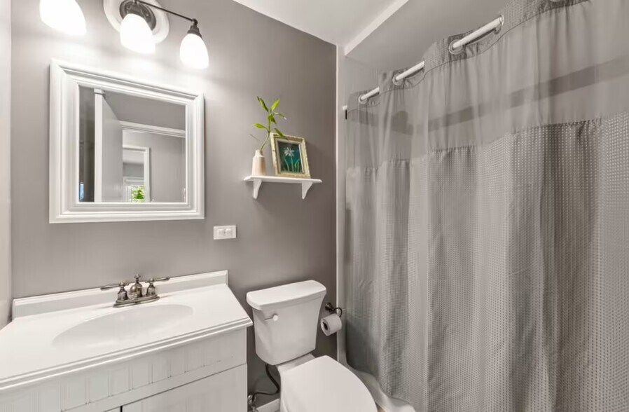 Full bathroom 2 - 1002 Juniper Ln
