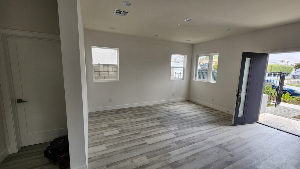 Building Photo - 2637 S Cochran Ave
