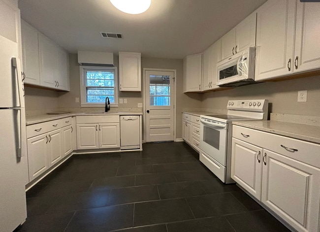 Building Photo - 1021 Old Bishop Rd