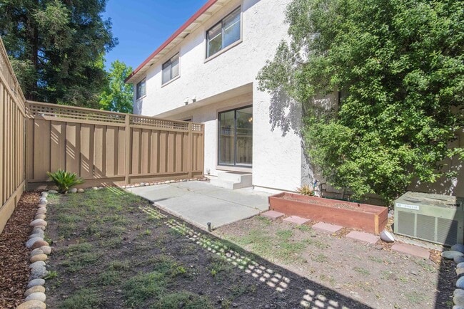 Building Photo - Excellent 3 Bed 2.5 Bath Town Home!