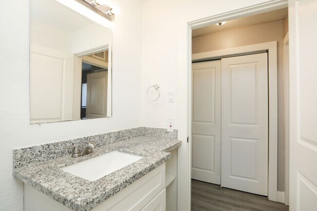 Building Photo - 8127 Colonial Ln