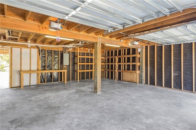 Building Photo - 10697 Holly Rd