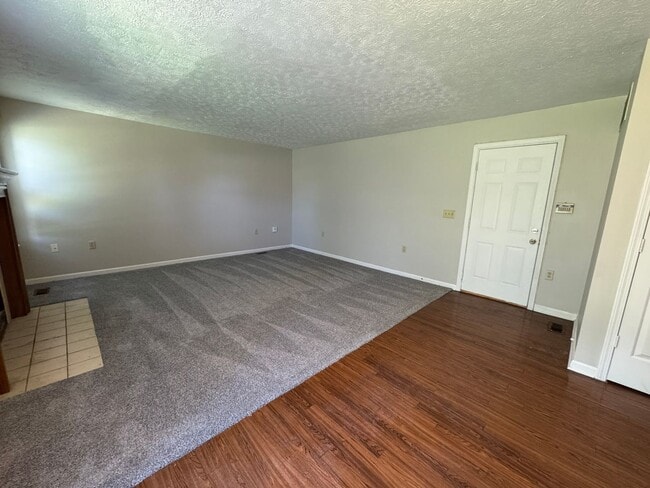 Building Photo - Eagle Creek 3 Bed 2.5 Bath
