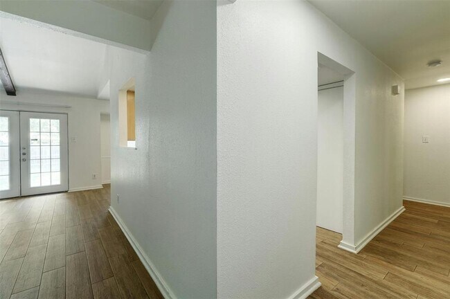 Building Photo - 10207 Rutland Village W