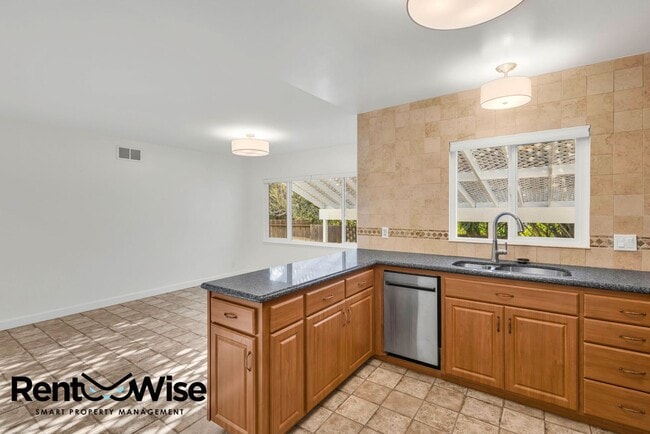 Building Photo - 838 Crompton Rd