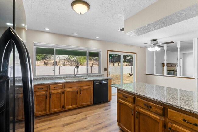 Building Photo - 5400 Dee Dr NE