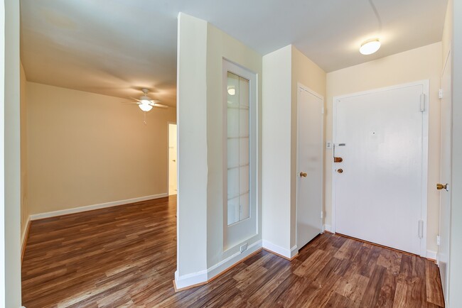 Building Photo - Spacious & Bright Junior One Bedroom at Ri...