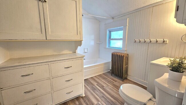 Building Photo - 3-Bed 1.5 bath Home on Payne Avenue with Spacious 2310 Sq Ft Layout – Ideal Saint Paul Living!"