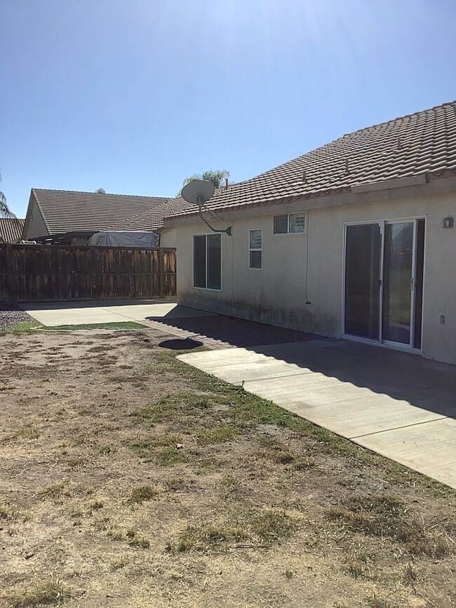 Building Photo - Charming 4-Bedroom, 2 Bath Home with Open ...