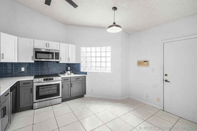 Building Photo - 6192 Floral Lakes Dr