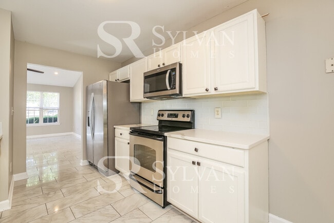Building Photo - Discover Spacious Comfort & Fun