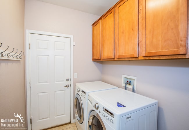 Building Photo - Gorgeous 3Bdm + Den 3Ba Home near Aliante ...
