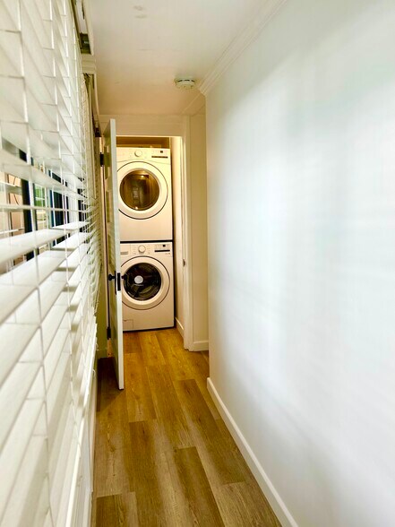 In unit washer/dryer - 2306 Cliff Dr