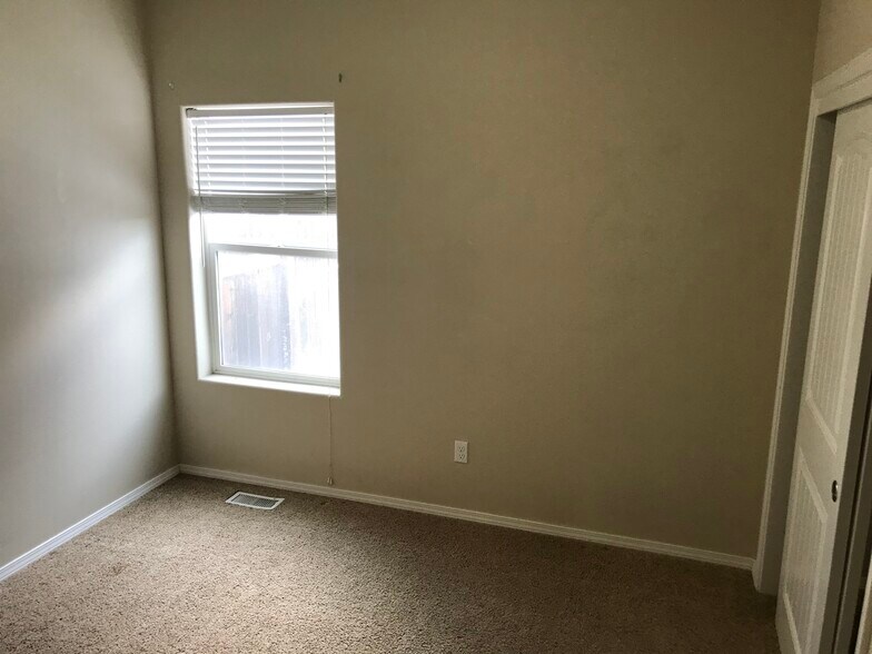 Bedroom 3 - 16089 Sunnyfield