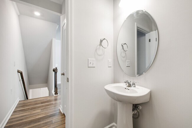 Building Photo - Bright, Spacious & Move-In Ready Townhome ...