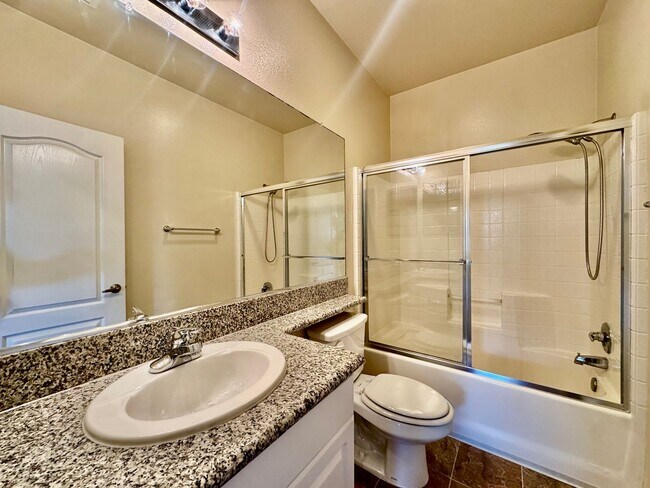 Building Photo - Amazing 2B/2BA w/ Attached 2 Car Garage, W...